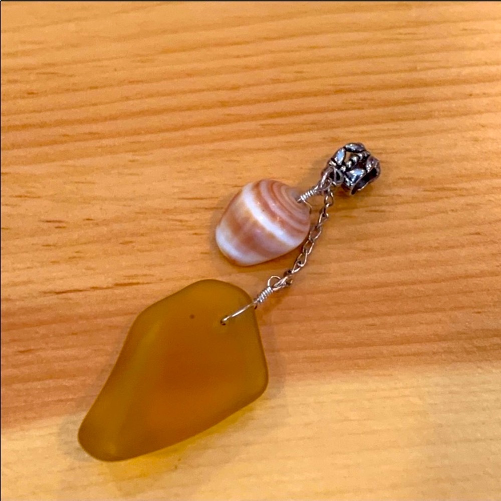 💟 Sale 2/$15 💟 Seaglass & Shell Pendant!!!